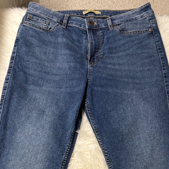 Guess Women Jeans- - Picture 1 of 3